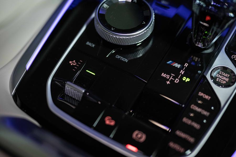 Детали интерьера BMW X7 M50i (G07) 2019 года  (JP) (фото 11 из 18)